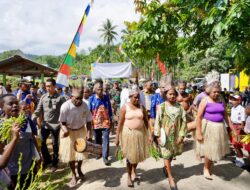 Kunjungan ke Papua, Menteri Nusron Sosialisasikan Pendaftaran Tanah Ulayat dan Serahkan Sertipikat Rumah Ibadah