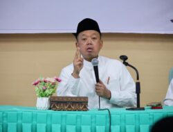 Menteri Nusron Serahkan Belasan Sertipikat Tanah Wakaf di Banten