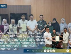 Kepala Kantah Minahasa Serahkan Sertipikat Wakaf kepada Perkumpulan RIFAIYAH Desa Tonsea Lama